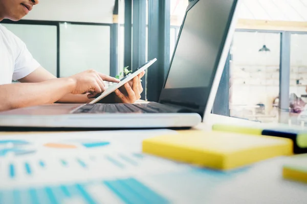 Uomo che utilizza tablet PC digitale sul posto di lavoro . — Foto Stock