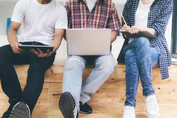 Mujer joven y hombre estudiando para una prueba o un examen. Grupo de estudio — Foto de Stock