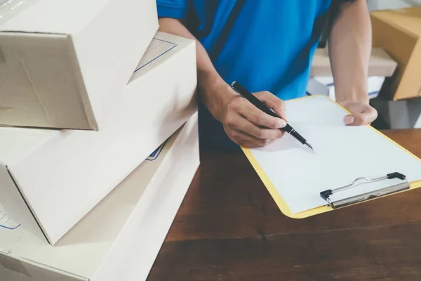 Mensajero toma notas en recibo de entrega . — Foto de Stock