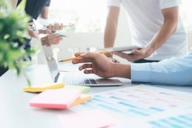 Toplantı takım beyin fırtınası tasarımcıları.