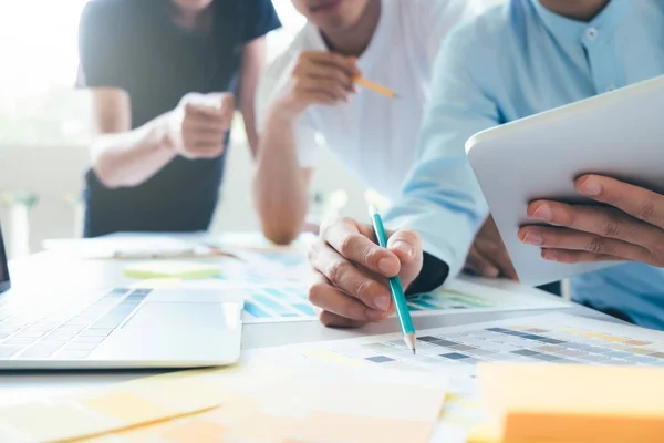 Návrháři brainstorming zasedání týmu. — Stock fotografie