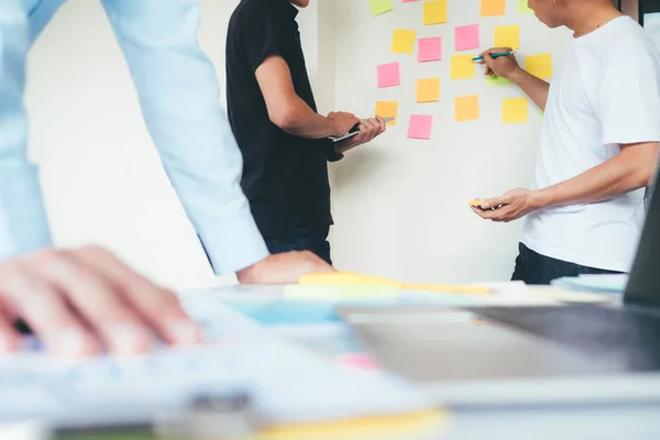 Designers brainstorming reunião equipe . — Fotografia de Stock