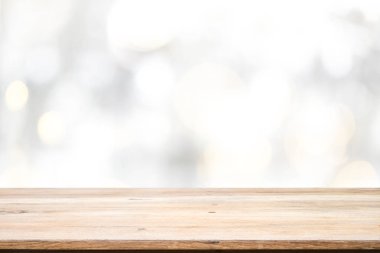 Beyaz bokeh soyut arkaplanda tahta masa üstü