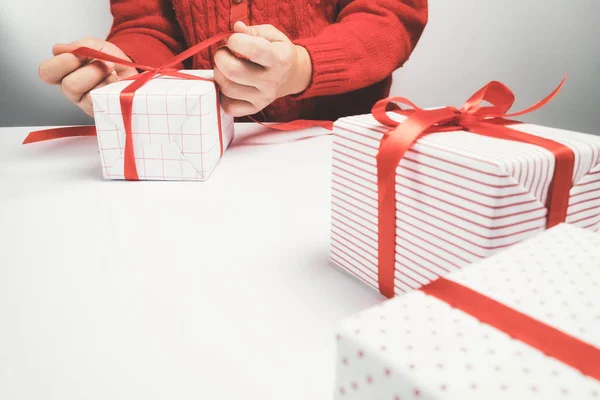 Preparar cajas de regalo de Navidad con efecto vintage color . — Foto de Stock