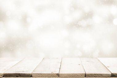 Beyaz bokeh soyut arkaplanda tahta masa üstü