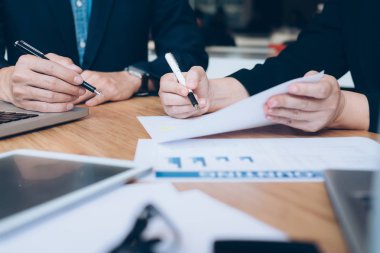 İş takım iş brainstroming toplantı süreci.