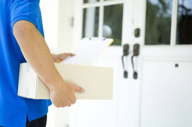 Evin önünde duran teslimat hizmeti kurye.