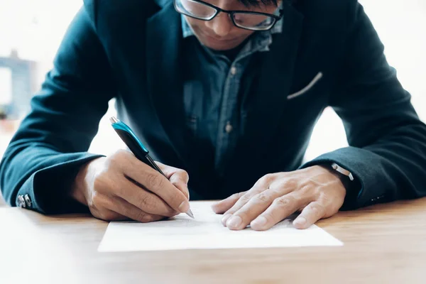 Geschäftsmann unterschreibt Vertrag und macht einen Deal. — Stockfoto