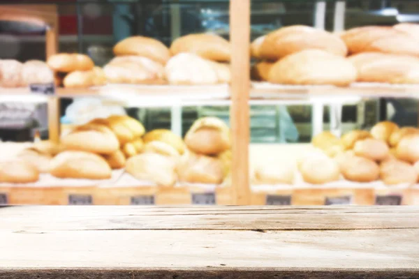 Tabel kayu atas pada latar belakang toko roti . — Stok Foto