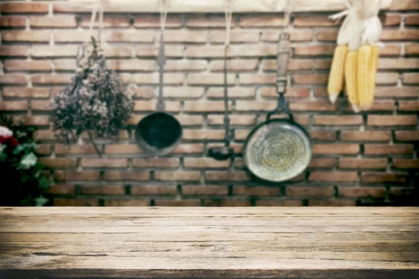 Dřevo stolu na pozadí nádobí vintage kuchyně. — Stock fotografie