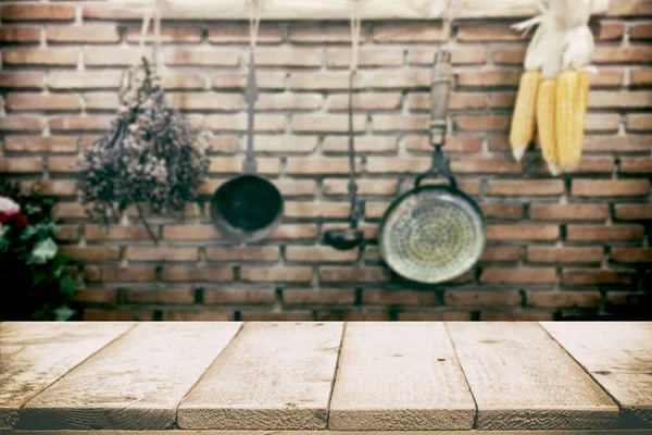 Επάνω σε φόντο σκεύη κουζίνας εκλεκτής ποιότητας ξύλινος πίνακας. — Φωτογραφία Αρχείου