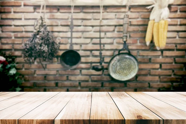 Træ bordplade på vintage køkkenredskaber baggrund . - Stock-foto