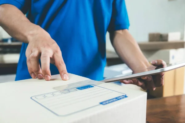 Mensajería comprobando la lista de recibos de entrega en la oficina . — Foto de Stock