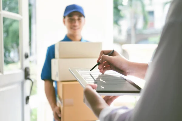 Entrega, correo, personas y concepto de envío . — Foto de Stock