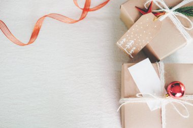 Hazırlık masada Noel vintage hediye kutusu.