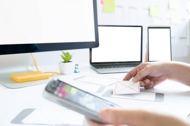 Web Tasarımcısı, tasarım ekranına çalışan Ux UI tasarımcı.