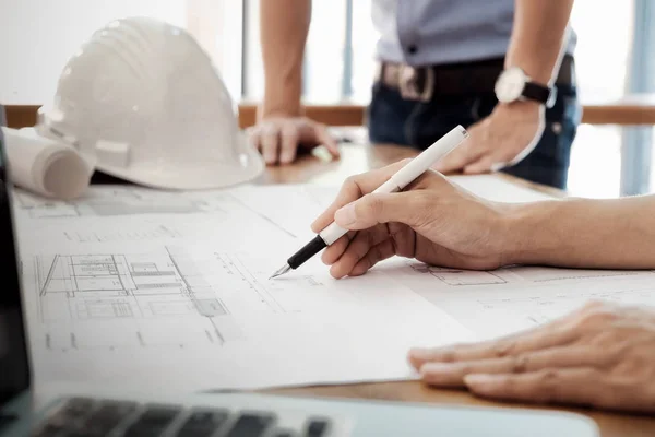 Ingenieur voor architecturaal project werken met partner ontmoet. — Stockfoto