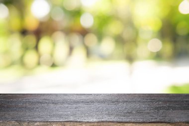 Ahşap masa üstü yeşil doğa arka plan üzerinde