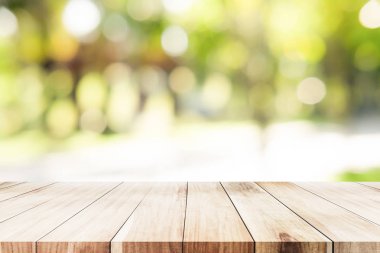 Ahşap masa üstü yeşil doğa arka plan üzerinde