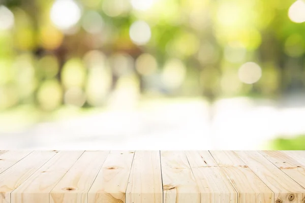 Tampo da mesa de madeira no fundo verde natureza — Fotografia de Stock