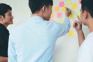 İş adamları ve tasarımcılar beyin fırtınası toplantı ekibi.