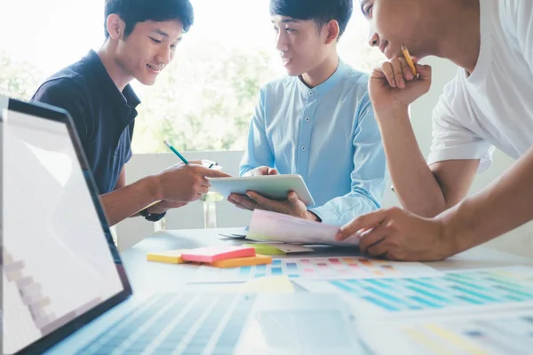 Business people and Designers brainstorming meeting team. — Stock Photo, Image