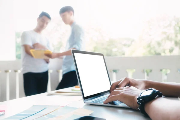 Affärsmän och Designers brainstorming möte team. — Stockfoto