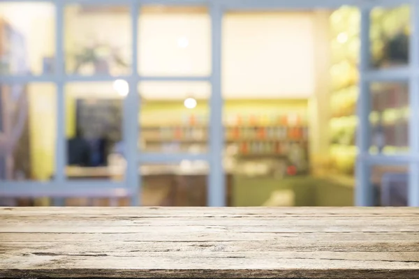 Trä bordsskiva på kaffe café. — Stockfoto