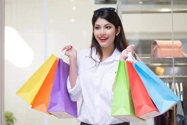 ビジネス ライフ スタイル 消費者運動 ショッピングのコンセプトです ショッピング バッグで買い物を楽しんで幸せな女 — ストック写真