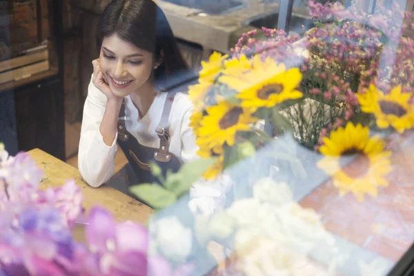 Selbstbewusste junge Geschäftsinhaberin Blumenladen. — Stockfoto