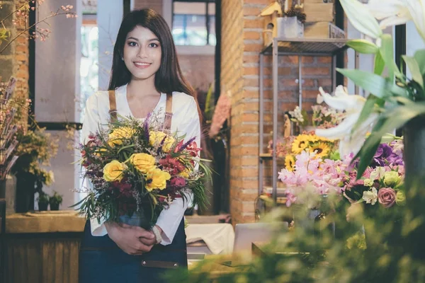 Tienda de flores de dueño de negocio joven y seguro . —  Fotos de Stock