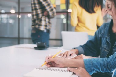 İş başlangıç takım çalışması Brainstroming ve eğitim kavramı.