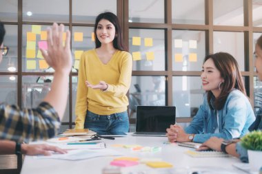 İş başlangıç takım çalışması Brainstroming ve eğitim kavramı.