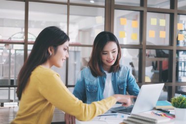 İş başlangıç takım çalışması Brainstroming ve eğitim kavramı.