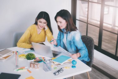 İş başlangıç takım çalışması Brainstroming ve eğitim kavramı.