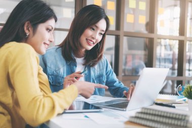 İş başlangıç takım çalışması Brainstroming ve eğitim kavramı.