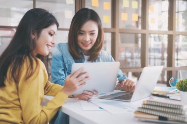 İş başlangıç takım çalışması Brainstroming ve eğitim kavramı.