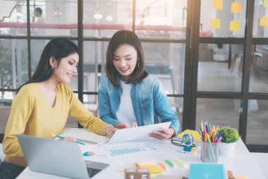 İş başlangıç takım çalışması Brainstroming ve eğitim kavramı.