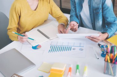 İş başlangıç takım çalışması Brainstroming ve eğitim kavramı.