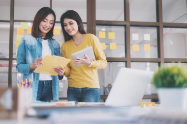 İş başlangıç takım çalışması Brainstroming ve eğitim kavramı.