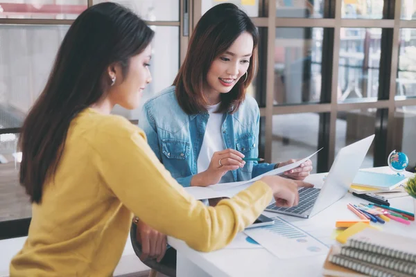 Business opstarten Teamwork Brainstroming en onderwijs concept. — Stockfoto