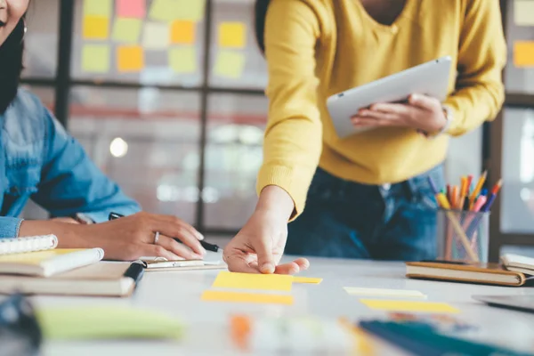 Jóvenes Startups Gente Negocios Trabajo Equipo Reunión Lluvia Ideas Trabajo — Foto de Stock