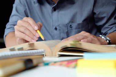 İnsanlar, öğrenme, eğitim ve okul kavramı.