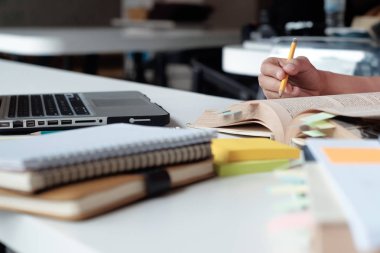 İnsanlar, öğrenme, eğitim ve okul kavramı.