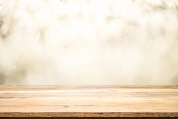 Ahşap masa üst beyaz bokeh arka plan üzerinde ve montaj veya görüntü ürün için kullanılan