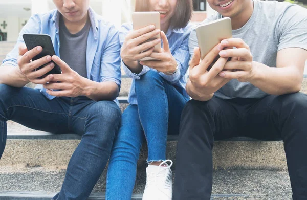 Fiatal Tini Használ Mozgatható Telefon Csoportja Tizenévesek Segítségével Mobil Csevegés — Stock Fotó