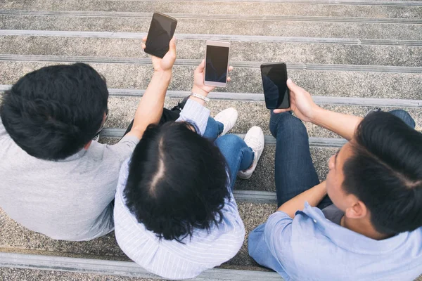 青少年使用手机组 青少年使用手机聊天 — 图库照片