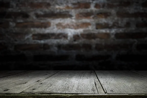 Τραπέζι από ξύλο πάνω σε παλιά φόντο σκοτεινό τούβλο τοίχο. — Φωτογραφία Αρχείου