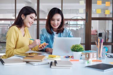 İş başlangıç takım çalışması Brainstroming ve eğitim kavramı.