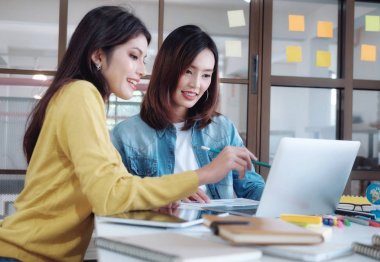 İş başlangıç takım çalışması Brainstroming ve eğitim kavramı.